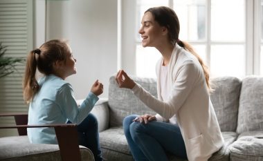 Faktori psikologjik që vështirëson komunikimin nënë-fëmijë