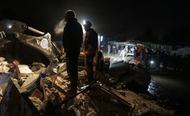 VIDEO/ Mbi 230 të vdekur në Turqi, shfaqen dritat misterioze në qiell gjatë tërmetit shkatërrues