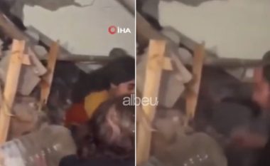 VIDEO/ Qytetarët gërmojnë me duar mes rrënojave, ndodh mrekullia, nxirren të gjallë 4 fëmijë