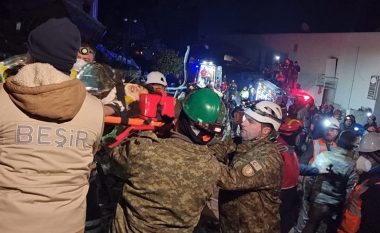 Mrekulli! FSK-ja shpëton edhe dy persona nga rrënojat në Turqi (VIDEO)