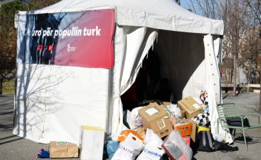 “Dhuro për popullin turk”, ndërtohet çadra me ndihma për të prekurit nga tërmeti në qendër të Tiranës
