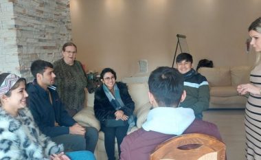 Gazetarët afganë që po strehohen në Kosovë fillojnë kursin e gjuhës shqipe