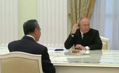 Putin takohet me kryediplomatin kinez: Vendet e tjera nuk mund të bëjnë presion ndaj Kinës dhe Rusisë