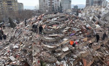 Ndodh mrekullia në  Turqi, gruaja nxirret e gjallë pas 203 orësh nën  rrënoja