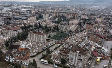 FOTO/ Dy tërmete shkatërruese në Turqi, mbi 1500 viktima, çfarë ka mbetur pas
