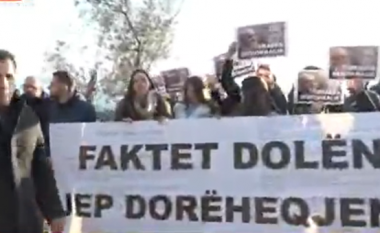 “Faktet dolën, jep dorëheqjen”, protestë pranë shtëpisë së Ramës në Surrel