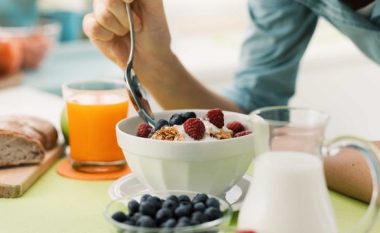 Çfarë duhet të hani për mëngjes në mënyrë që të mos shtoni peshë?