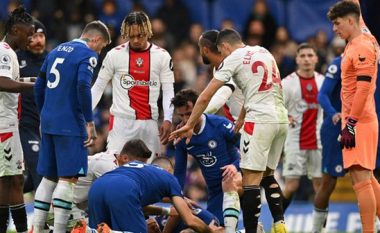 Frikë në Stamford Bridge, mbrojtësi i Chelseas goditet me shkelm në fytyrë (VIDEO)