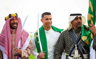 Ronaldo si asnjëherë më parë, del me shpatë dhe veshje arabe në fushë (FOTO LAJM)