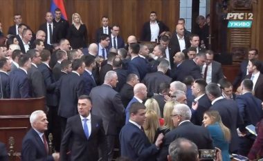 Seanca për planin franko-gjerman, kaos në Kuvendin e Serbisë, deputetët e opozitës i sulen Vuçiçit