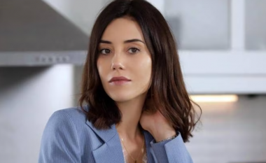 U tha se humbi jetën nën rrënojat e tërmetit, aktorja turke shfaqet më në fund në publik (VIDEO)