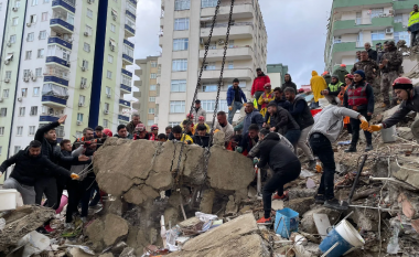 Bilanc tragjik në Turqi, toka vazhdon të dridhet, mijëra zëra nën rrënoja luten për ndihmë