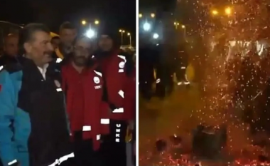 VIDEO/ Shpërthen soba e improvizuar në kampin e të mbijetuarve nga tërmeti në Turqi, shpëton mrekullisht ministri
