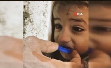 I bllokuar për 44 orë, video prekëse nga Turqia, 2-vjeçari i gjallë nën rrënoja “po thahej” për pak ujë
