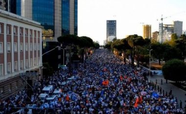 Protesta e opozitës, disa rrugë të bllokuara, 1500 efektivë në terren, blindohet kryeministria