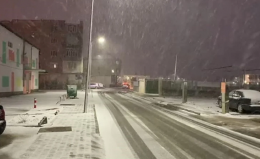 “Shmangni lëvizjet gjatë natës”, nisin reshjet e dëborës në Bulqizë, policia apel shoferëve: Tregoni kujdes!