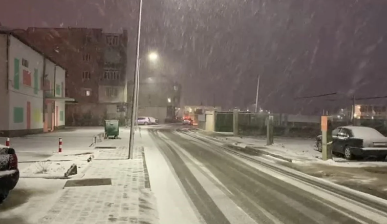 “Shmangni lëvizjet gjatë natës”, nisin reshjet e dëborës në Bulqizë, policia apel shoferëve: Tregoni kujdes!