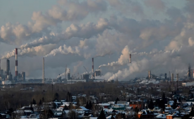 Zjarr në një rafineri të naftës ruse afër kufirit me Ukrainën