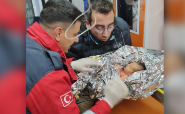 Ndodh mrekullia, 90 orë nën rrënojat nga tërmeti në Turqi, foshnja 10-ditëshe  dhe nëna “mundin” vdekjen