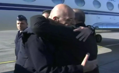 Ministri grek mbërrin në zonat e prekura nga tërmeti në Turqi, e pret me përqafime homologu Çavusoglu