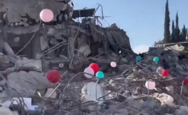 Video rrëqethëse, tollumbace në rrënojat e tërmetit për fëmijët e vdekur në Turqi