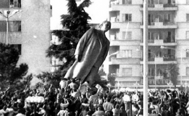 32 vite nga rrëzimi i bustit të diktatorit Enver Hoxha