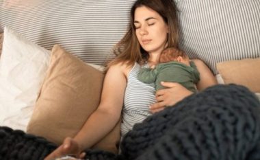 Ekspertët: Fëmijët nuk duhet të flenë në një shtrat me prindërit