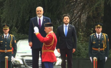Mbledhja e dy qeverive, Rama dhe ministrat mbërrijnë në Mal të Zi, priten me ceremoni (VIDEO)
