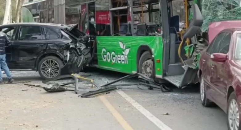 Njëri ra në Lanë, tjetri merr para makinat në rrugë, deri kur do të lejohen autobusët e "Green Line" të rrezikojnë jetën e kryeqytetasve?