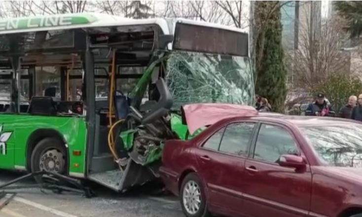 Njëri ra në Lanë, tjetri merr para makinat në rrugë, deri kur do të lejohen autobusët e "Green Line" të rrezikojnë jetën e kryeqytetasve?