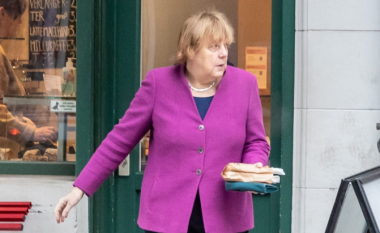 Angela Merkel bën blerjet e mëngjesit,  “kapet mat ” duke dalë nga furra e bukës