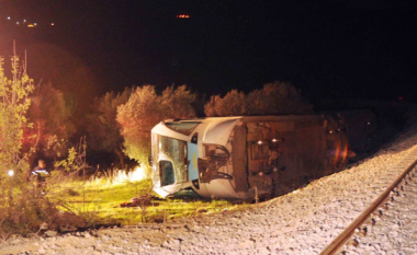 Përplasen dy trena në Greqi, raportohet për pasagjerë  të lënduar dhe të bllokuar
