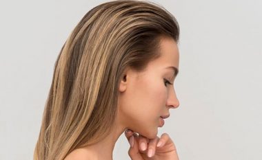 Flokë të yndryshëm: 3 shkaqe të panjohura dhe si t’i trajtoni ato