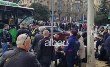Dalin pamjet! Si ndodhi aksidenti i frikshëm në Tiranë, autobusi mori para makinat (VIDEO)