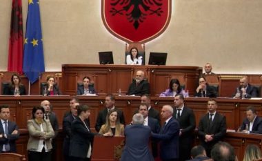 18 demokratë të përjashtuar nga Parlamenti, Rama surprizon deputetët dhe shkon në seancë, Spaho e shoqëron me bilbil
