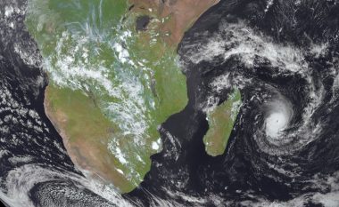 Madagaskari goditet nga cikloni “Freddy”, një person humb jetën
