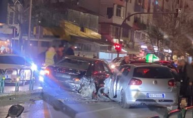 Aksident i katërfishtë në Tiranë 4 të plagosur, një nga mjetet largohet nga vendngjarja