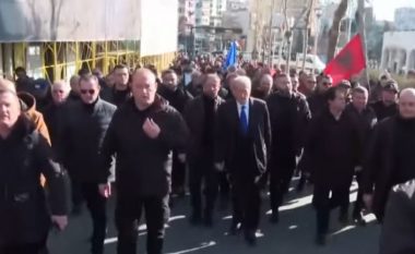 Berisha dhe qytetarët pas kryeminsitrisë, marshojnë drejt parlamentit