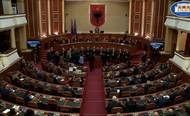 Tension në Kuvend, deputetët e opozitës bllokojnë sërish foltoren! Nikolla ndërpret seancën