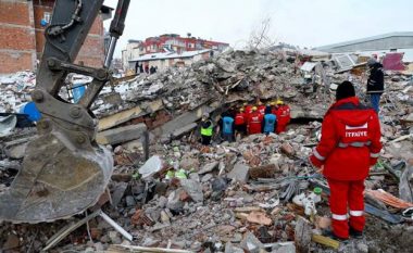 Pasojat e tërmetit katastrofik, edhe ekipet e shpëtimit në qytetin e goditur mbetën nën rrënoja