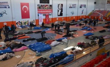 Pamje të trishta, palestrat e shkollave në Turqi mbushen me trupat e viktimave të tërmetit