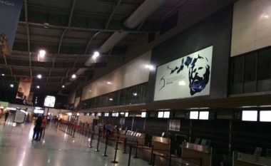 Kërcënim me bombë në aeroportin e Prishtinës, evakuohen udhëtarët dhe personeli