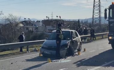 Përplasen “kokë më kokë” makinat në aksin Elbasan-Peqin, dy të plagosur