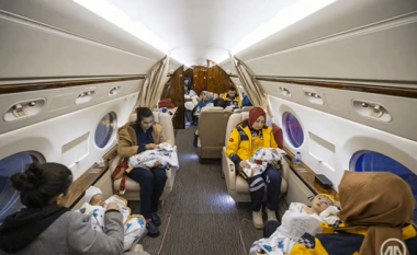 Shpresë për jetë/ U gjetën të vetme nën rrënojat nga tërmeti në Turqi, 16 foshjat  transportohen me avion presidencial në Ankara