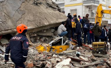 Një vit pas tërmeteve shkatërruese në Turqi, OKB: Mbi 3 milionë persona kanë mbetur të pastrehë