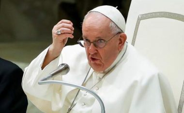 Papa në burgjet e të miturve, u lan këmbët të burgosurve në Romë