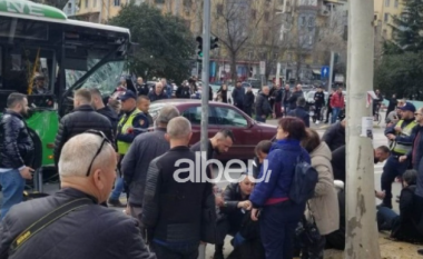 Njerëz të traumatizuar, shkatërrim gjithandej, pamjet e kaosit të shkaktuar nga autobusi i Unazës në kryeqytet