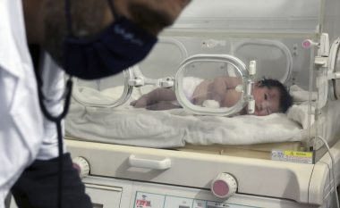 Tentohet rrëmbimi i foshnjës së lindur nën rrënoja? Persona të armatosur sulmojnë spitalin që kujdeset për të