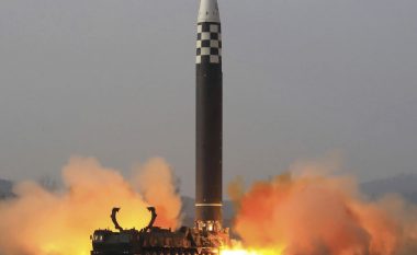 Koreja e Veriut lëshon dy raketa balistike nga bregu lindor, ndërsa motra e Kim Jong Un rrit kërcënimet
