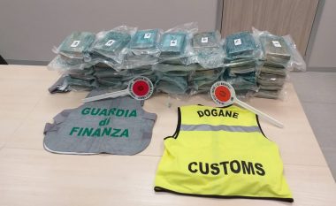 60 kg “miell” të fshehura në kontejnerin me banane, arrestohet shqiptari: Si u përpoq ta nxirrte drogën nga porti